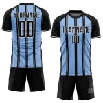 Aangepast zwart lichtblauw-wit gesublimeerd voetbaltenue-shirt